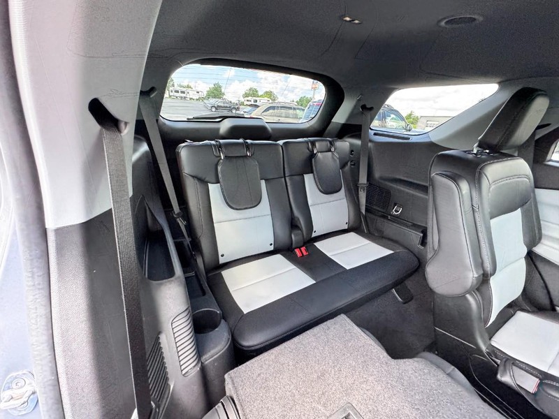Ford Explorer Vehicle Full-screen Gallery Image 11