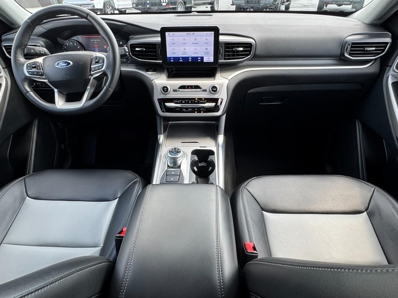 Ford Explorer Vehicle Full-screen Gallery Image 12
