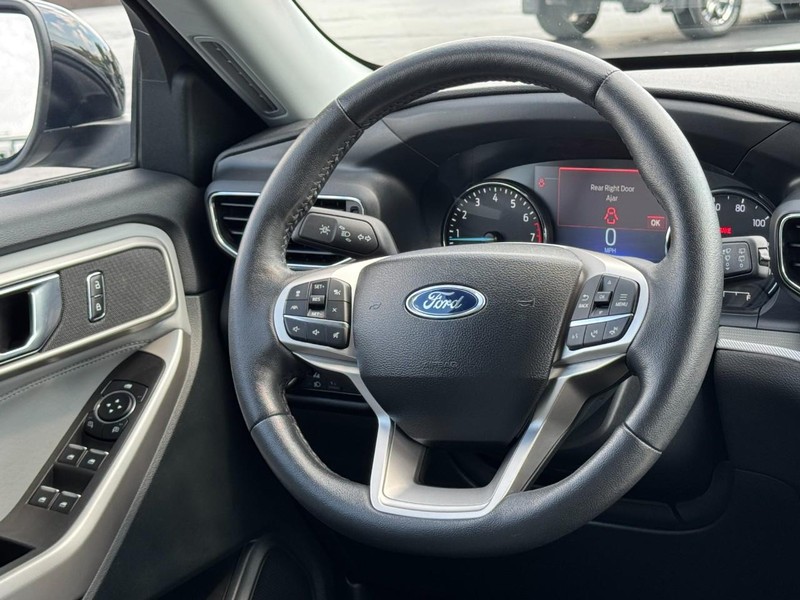 Ford Explorer Vehicle Full-screen Gallery Image 13