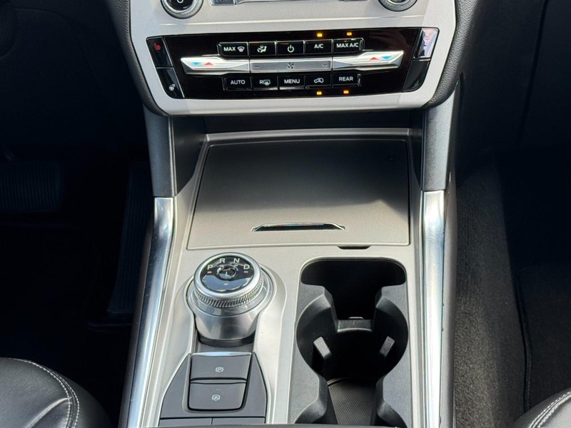 Ford Explorer Vehicle Full-screen Gallery Image 15