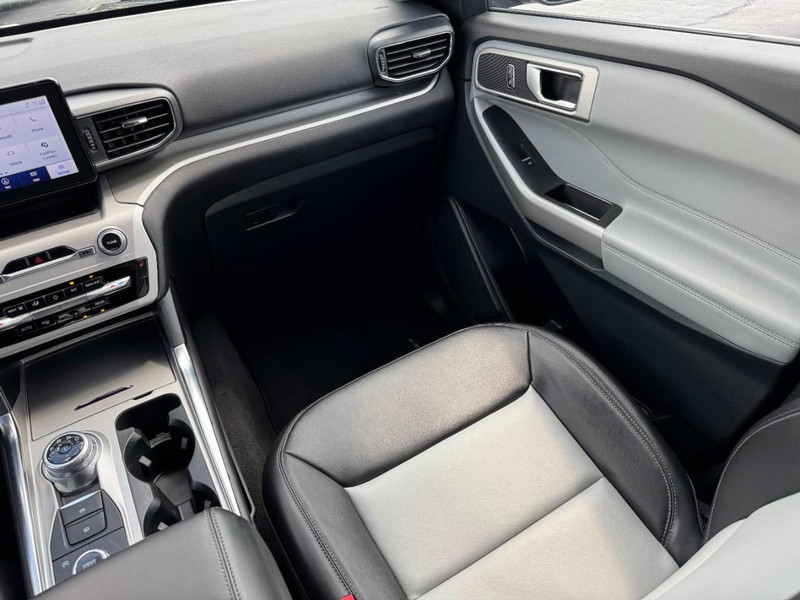 Ford Explorer Vehicle Full-screen Gallery Image 16