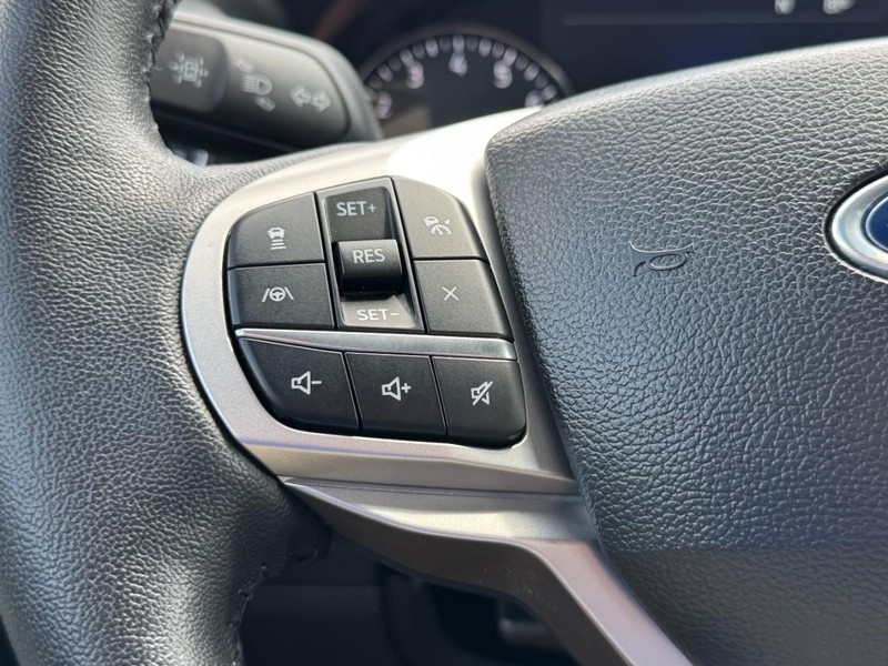 Ford Explorer Vehicle Full-screen Gallery Image 17