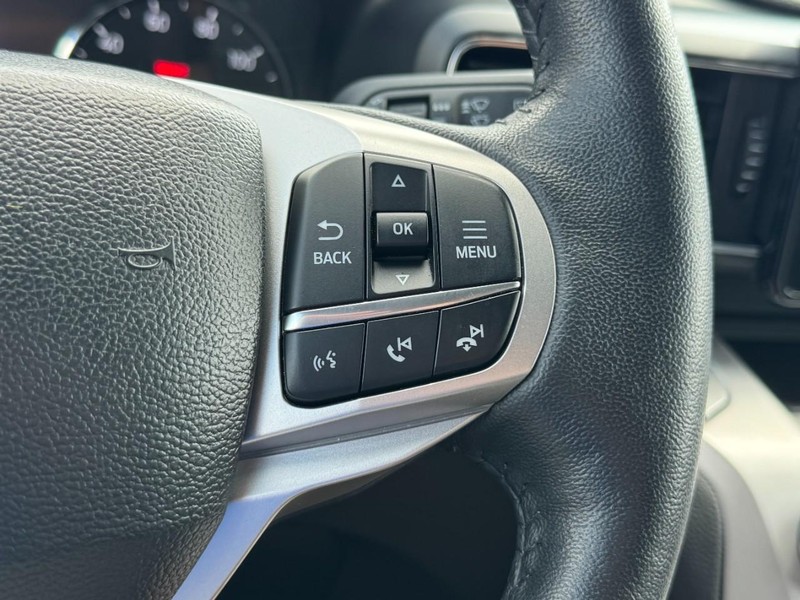 Ford Explorer Vehicle Full-screen Gallery Image 18