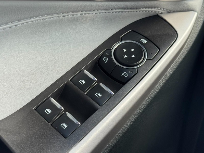 Ford Explorer Vehicle Full-screen Gallery Image 24