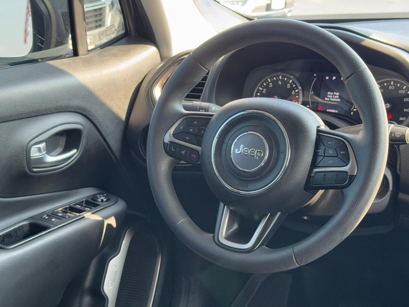 Jeep Renegade Vehicle Image 12