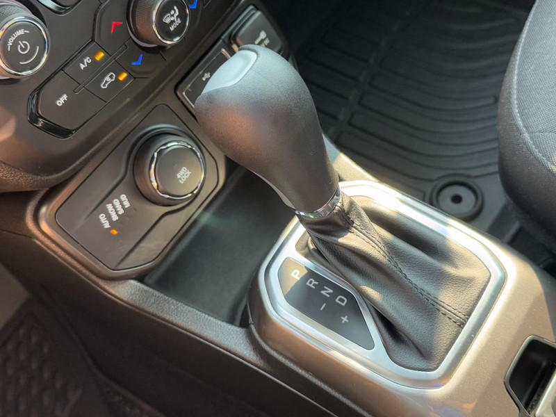 Jeep Renegade Vehicle Image 20