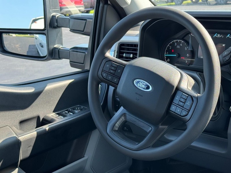 Ford Super Duty F-250 SRW Vehicle Image 07