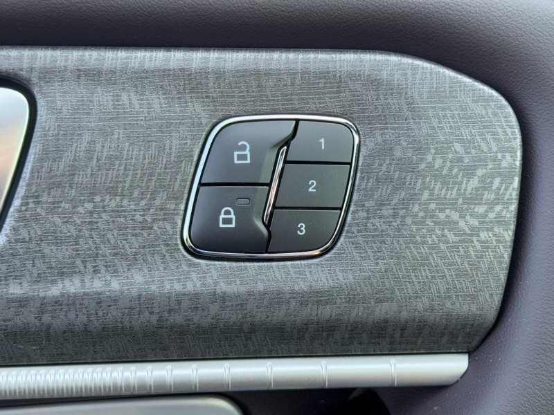 Ford Explorer Vehicle Image 11
