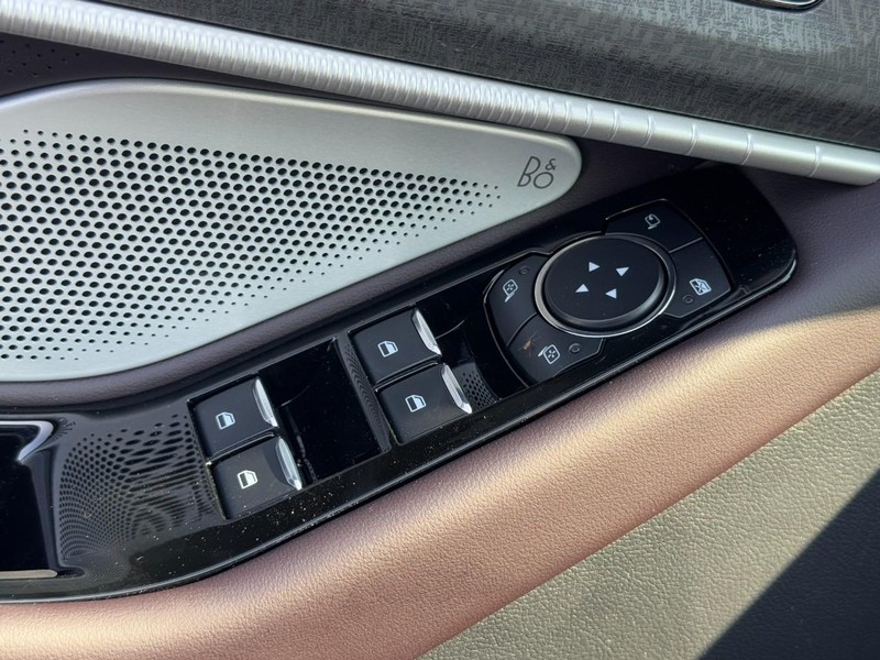 Ford Explorer Vehicle Image 18