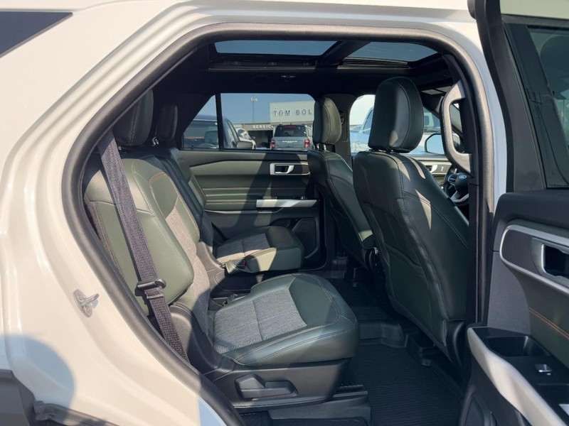 Ford Explorer Vehicle Image 10