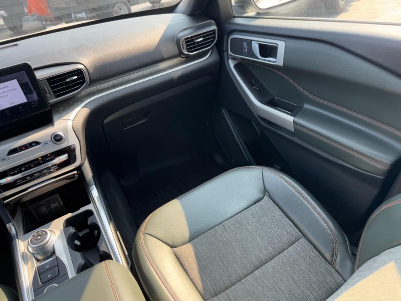 Ford Explorer Vehicle Image 16