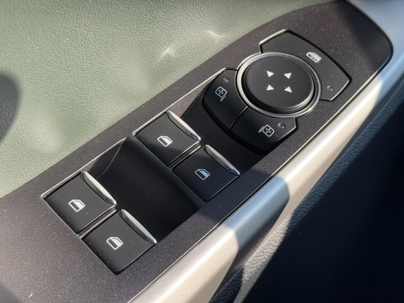 Ford Explorer Vehicle Image 24