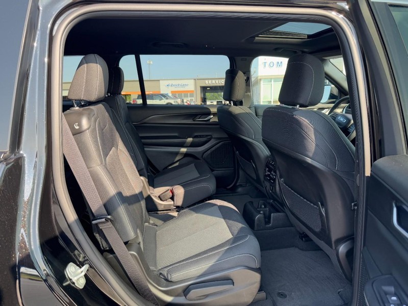 Jeep Grand Cherokee L Vehicle Image 10