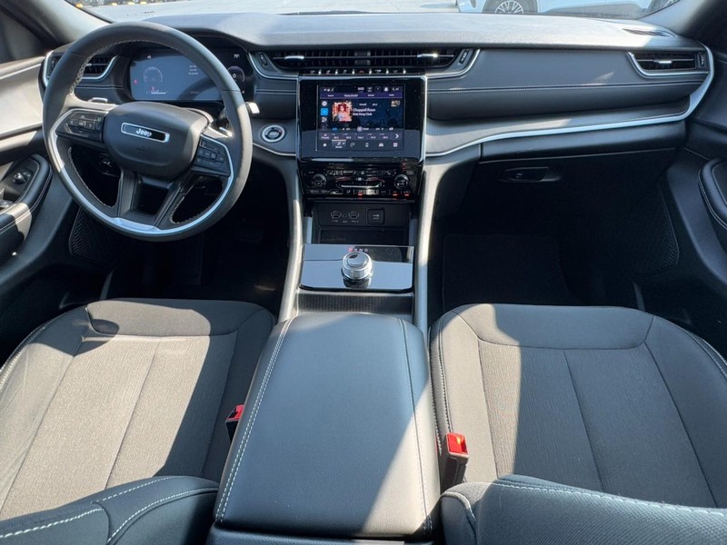 Jeep Grand Cherokee L Vehicle Image 12