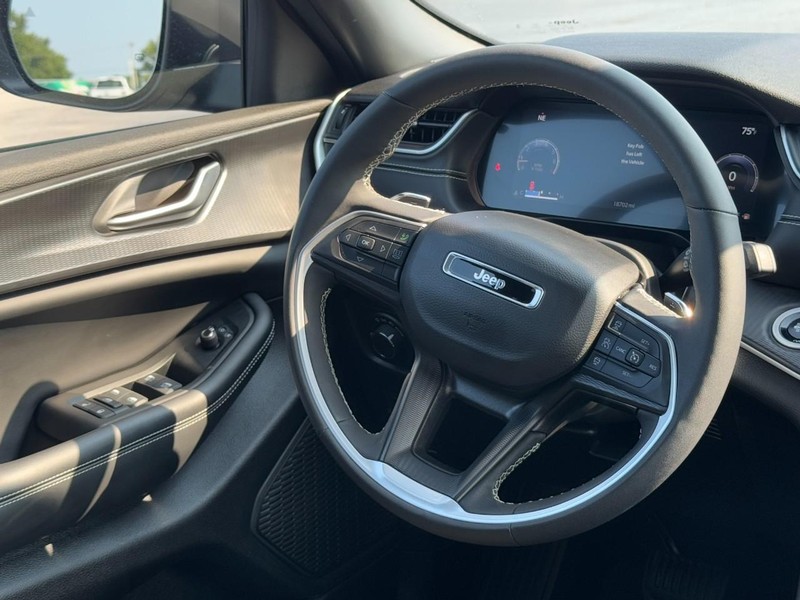 Jeep Grand Cherokee L Vehicle Image 13