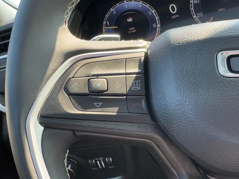 Jeep Grand Cherokee L Vehicle Image 17