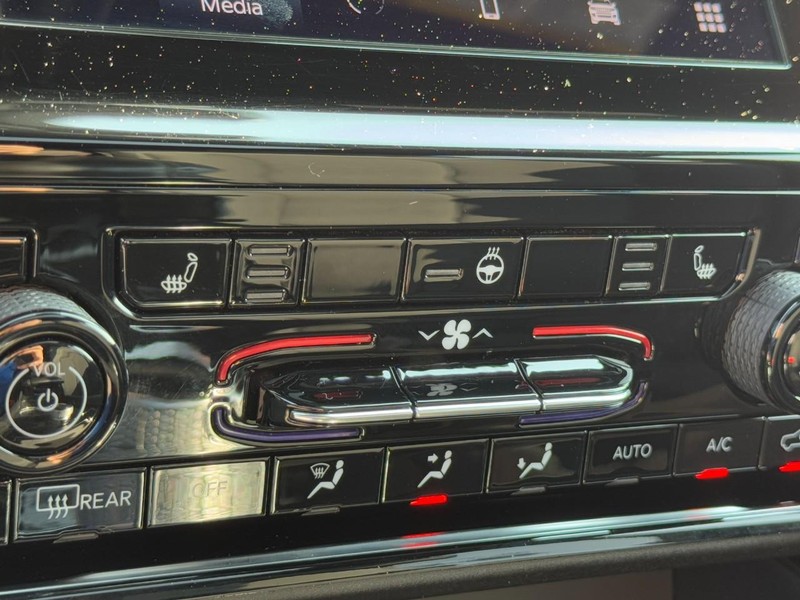 Jeep Grand Cherokee L Vehicle Image 21