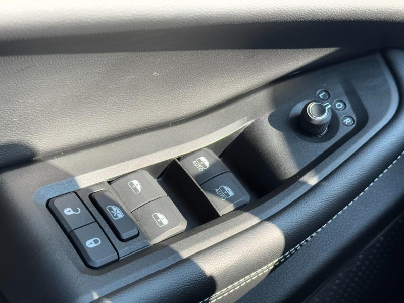 Jeep Grand Cherokee L Vehicle Image 24
