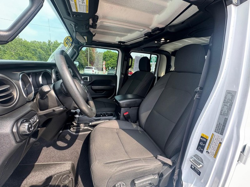 Jeep Gladiator Vehicle Image 11