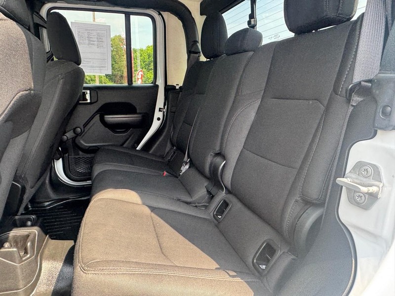 Jeep Gladiator Vehicle Image 12