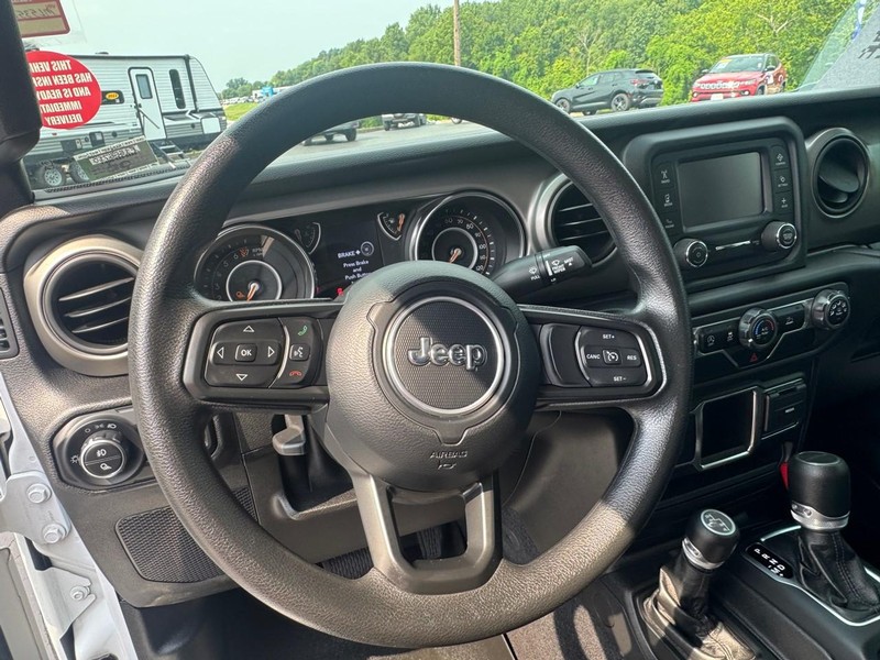 Jeep Gladiator Vehicle Image 13