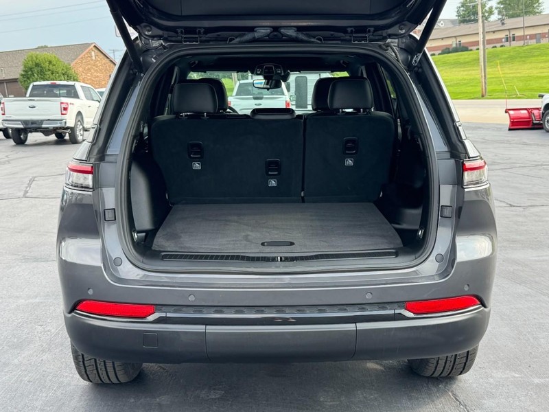 Jeep Grand Cherokee Vehicle Image 05