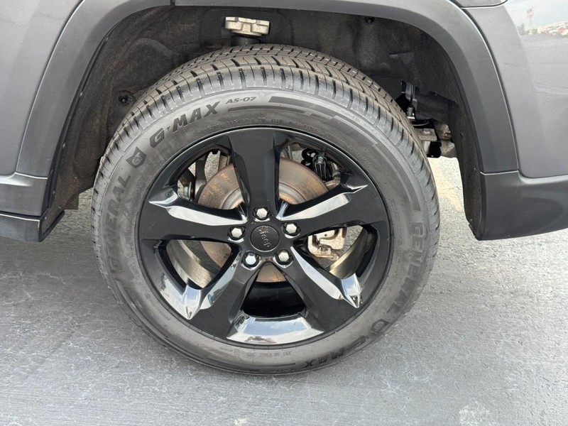 Jeep Grand Cherokee Vehicle Image 07