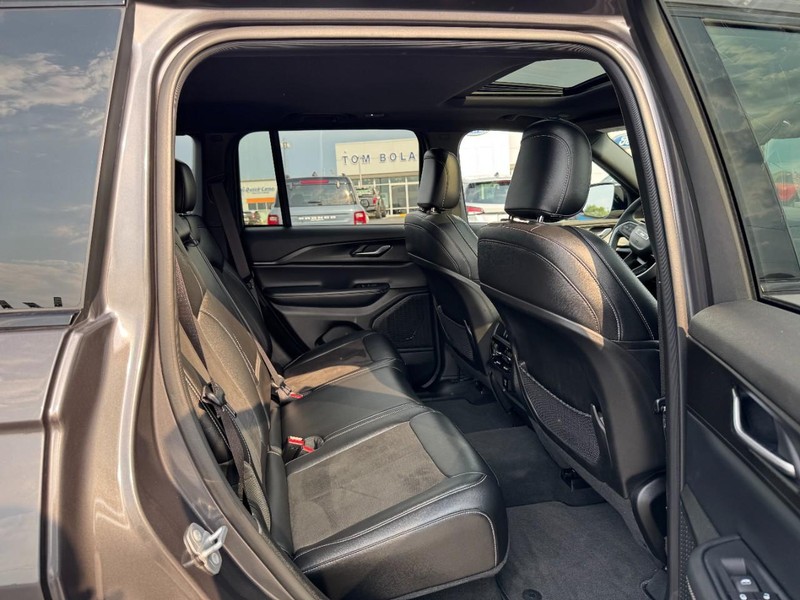 Jeep Grand Cherokee Vehicle Image 10