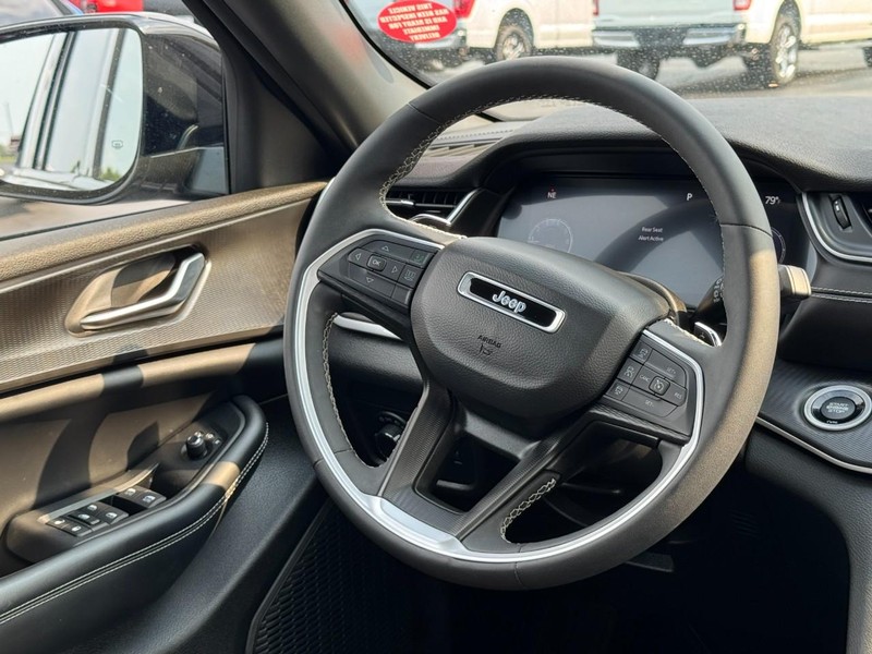 Jeep Grand Cherokee Vehicle Image 12