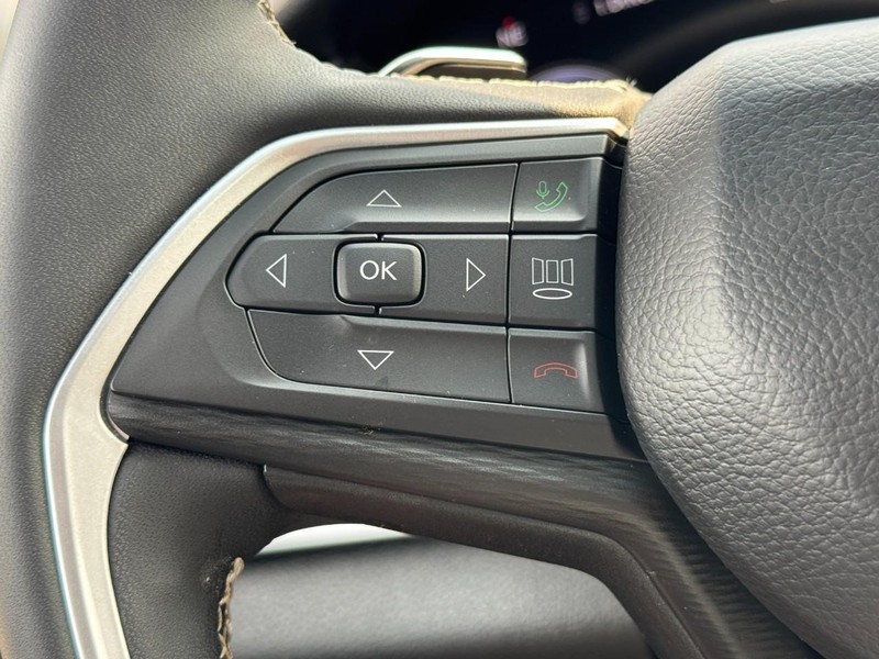 Jeep Grand Cherokee Vehicle Image 16