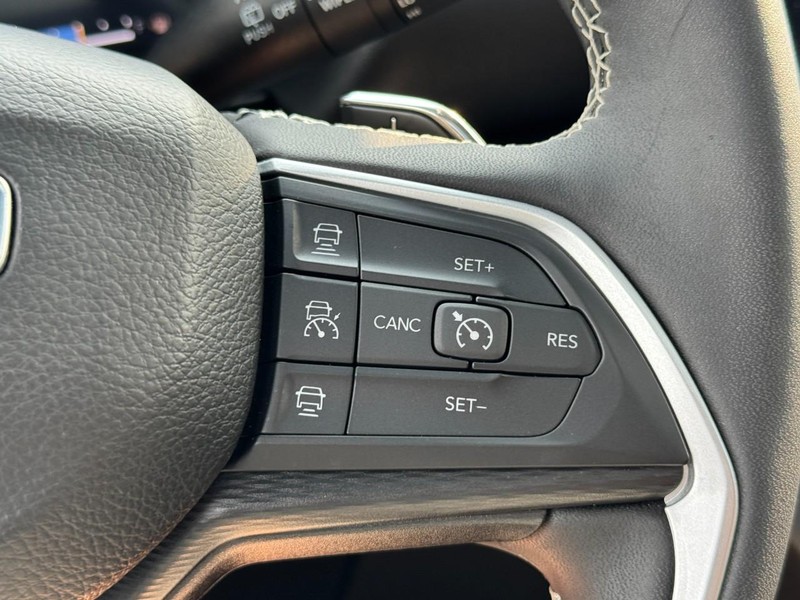 Jeep Grand Cherokee Vehicle Image 17