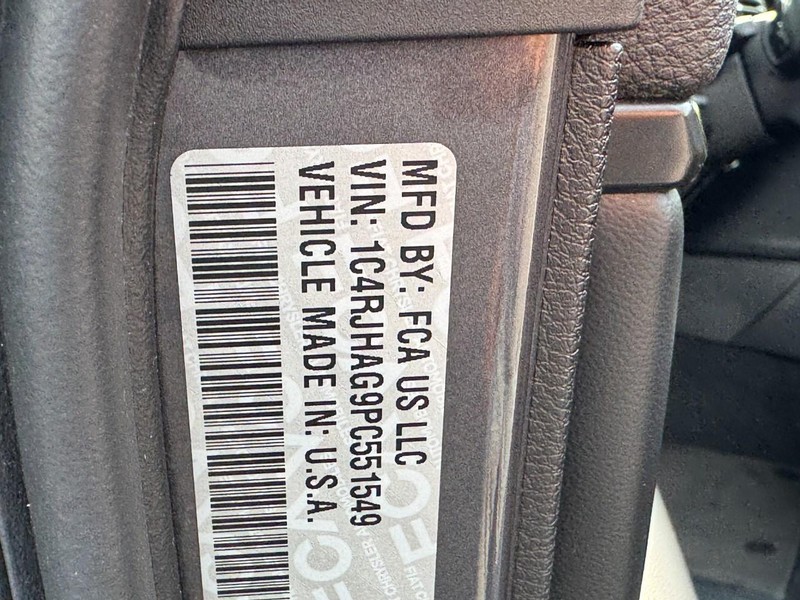 Jeep Grand Cherokee Vehicle Image 23