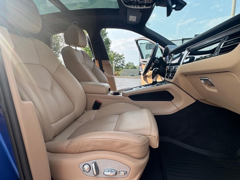 Porsche Macan Vehicle Image 10