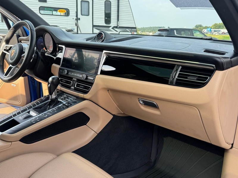 Porsche Macan Vehicle Image 11