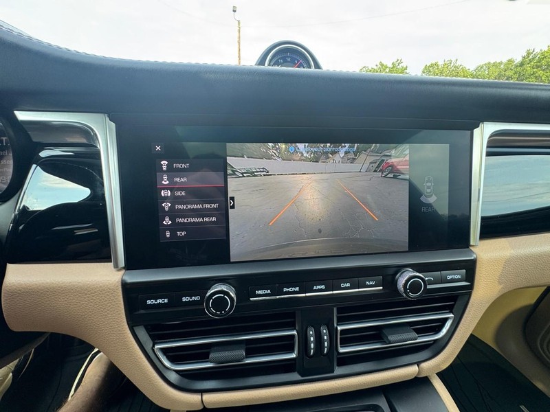 Porsche Macan Vehicle Image 18