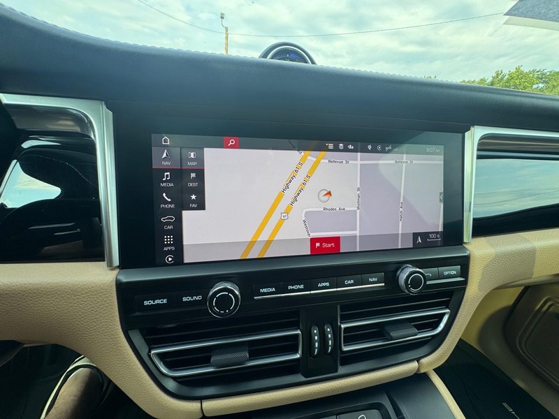 Porsche Macan Vehicle Image 19