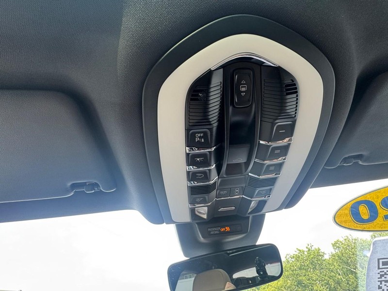 Porsche Macan Vehicle Image 21
