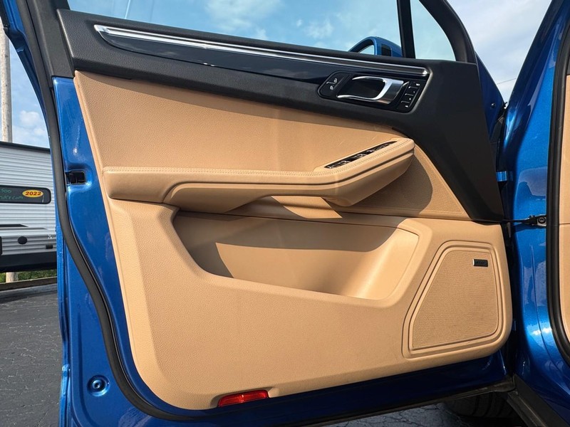 Porsche Macan Vehicle Image 23