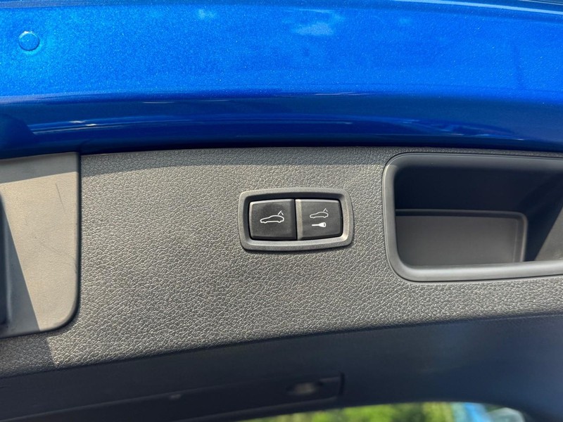 Porsche Macan Vehicle Image 24