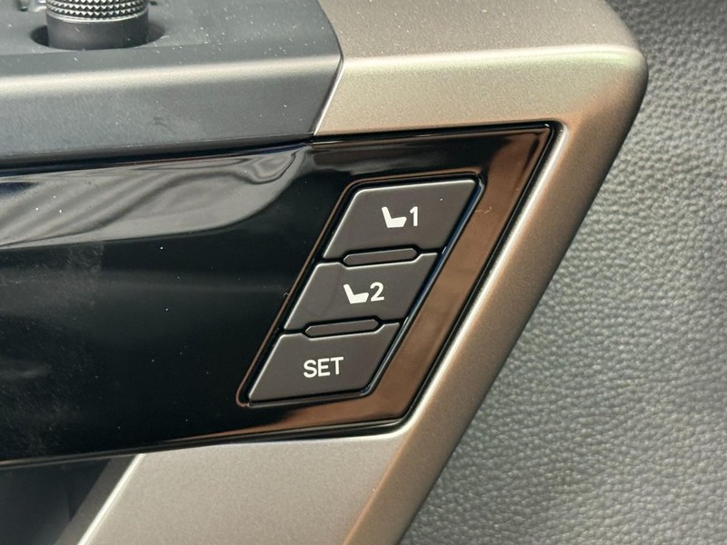 Toyota Tundra 4WD Vehicle Image 16