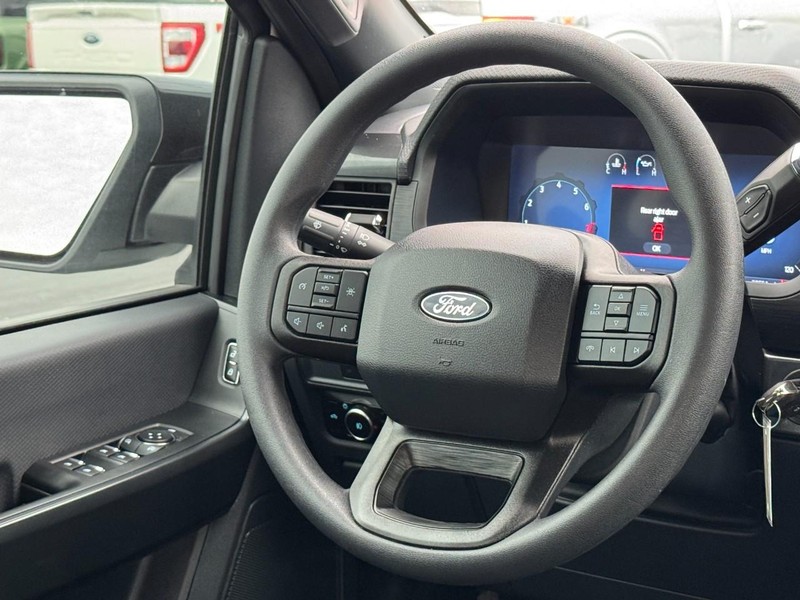 Ford F-150 Vehicle Full-screen Gallery Image 12