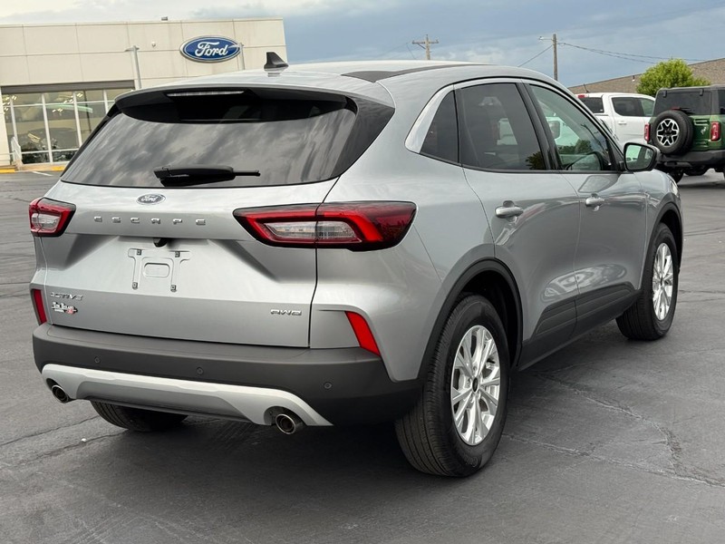 Ford Escape Vehicle Full-screen Gallery Image 03