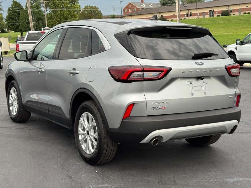 Ford Escape Vehicle Full-screen Gallery Image 06