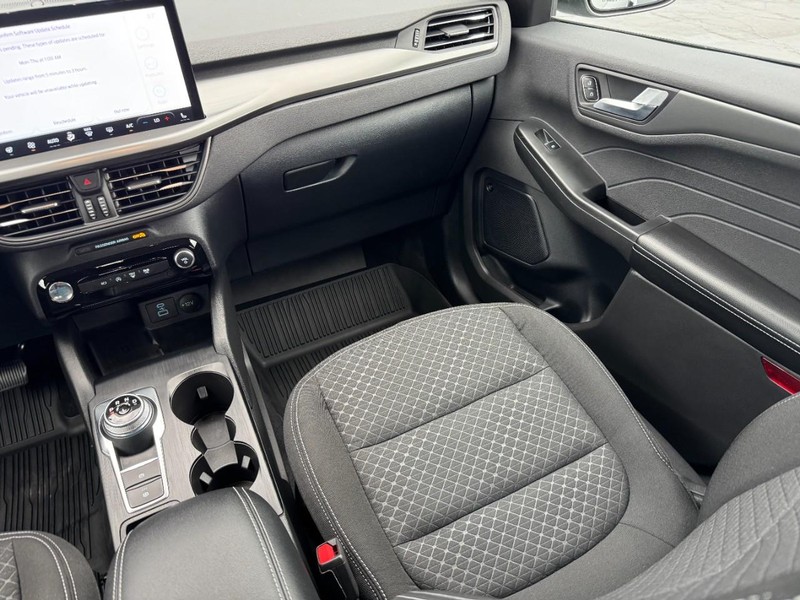 Ford Escape Vehicle Full-screen Gallery Image 15
