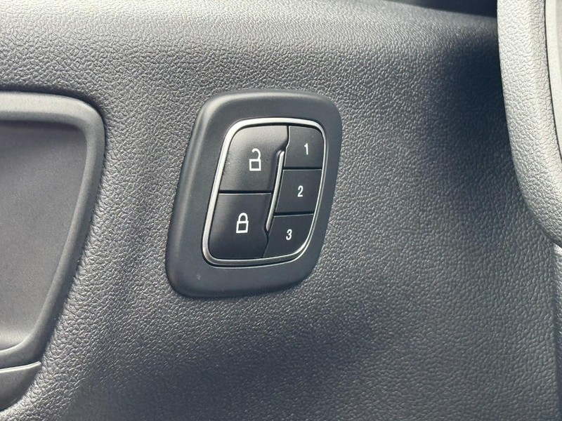 Ford Escape Vehicle Full-screen Gallery Image 16