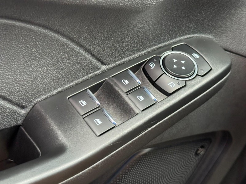 Ford Escape Vehicle Full-screen Gallery Image 24