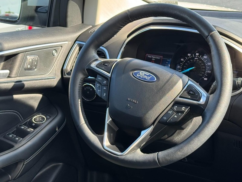 Ford Edge Vehicle Image 12