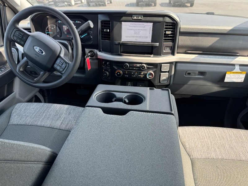 Ford Super Duty F-350 SRW Vehicle Image 06
