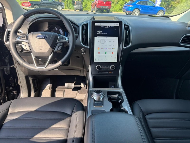 Ford Edge Vehicle Full-screen Gallery Image 07