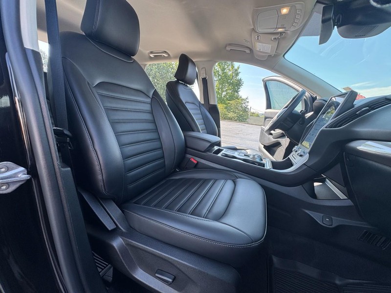 Ford Edge Vehicle Full-screen Gallery Image 09